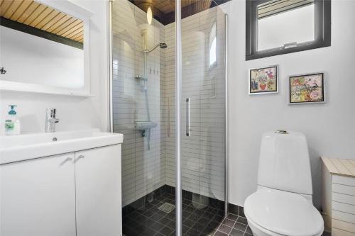 Un baño con ducha, inodoro y lavabo. en TV1306-Bindslev-Vinthersvej-3, en Bindslev