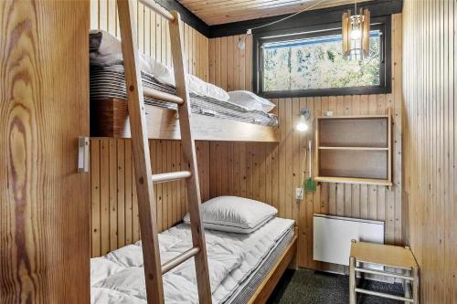 Litera en una casa pequeña con escalera en TV1306-Bindslev-Vinthersvej-3, en Bindslev