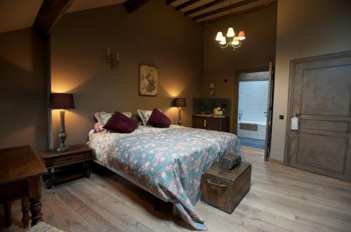 - une chambre avec un lit, une table et une lampe dans l'établissement Breusjterhofke, à Eijsden