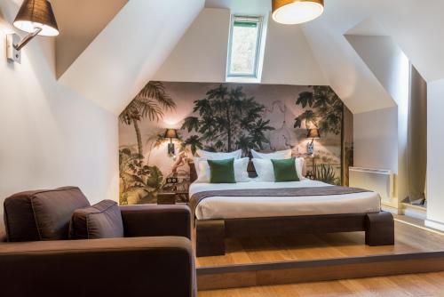 1 dormitorio con cama extragrande y sofá en Manoir de Kerhuel de Quimper, en Plonéour-Lanvern