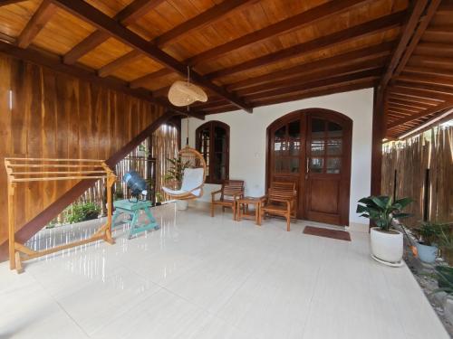 - un salon avec des plafonds en bois, une table et des chaises dans l'établissement Bintang Beach 2 Bungalow, à Gili Air