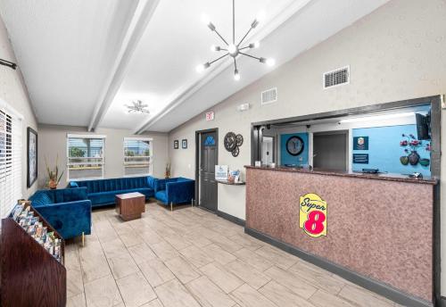 Coin salon dans l'établissement Super 8 by Wyndham Lantana West Palm Beach