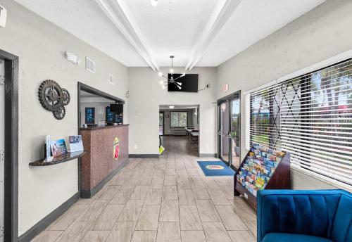 Télévision ou salle de divertissement dans l'établissement Super 8 by Wyndham Lantana West Palm Beach