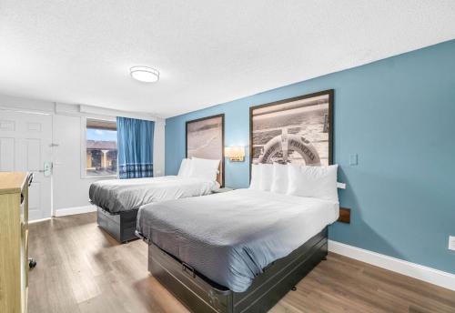Un ou plusieurs lits dans un hébergement de l'établissement Super 8 by Wyndham Lantana West Palm Beach