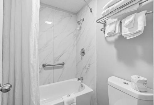 Salle de bains dans l'établissement Super 8 by Wyndham Lantana West Palm Beach