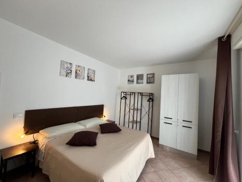 a bedroom with a bed and a white cabinet at Ferriera 8 in Novi Ligure