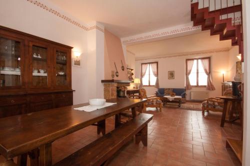 a living room with a wooden table and a couch at Casavacanze Vesta in Isola d'Arbia