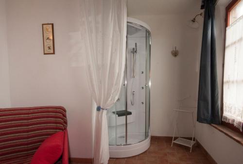 a bathroom with a shower with a glass shower stall at Casavacanze Vesta in Isola d'Arbia