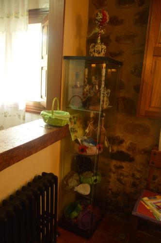 a glass shelf in a corner of a kitchen at Casa Rural Uyarra in Ojacastro