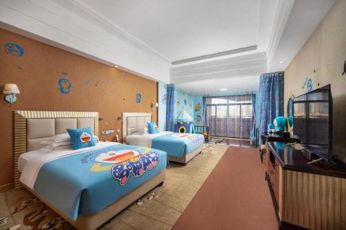 XinhuiにあるCountry Garden Phoenix Hotel Xinhui Jiangmenのベッド2台と薄型テレビ付きのベッドルーム