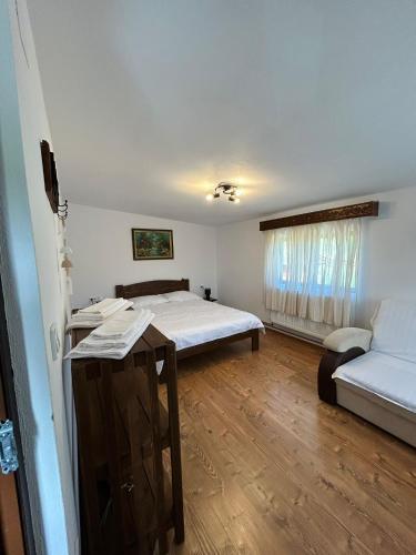 Ένα ή περισσότερα κρεβάτια σε δωμάτιο στο Casa Valea lui Maș