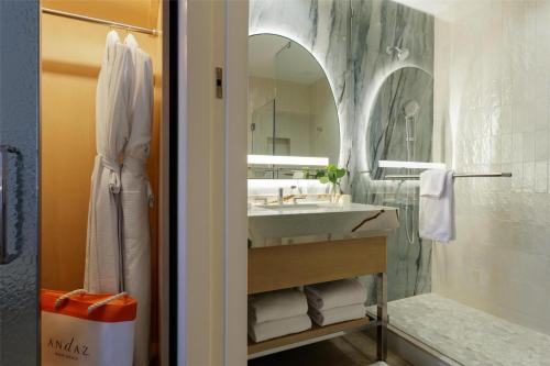 Ένα μπάνιο στο Andaz Miami Beach, By Hyatt