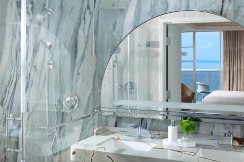 Ένα μπάνιο στο Andaz Miami Beach, By Hyatt