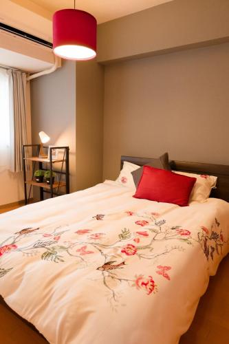 a bedroom with a large bed with a red pillow at SN4B ノワールネスト 都会のシックな隠れ家 名古屋市中区 Noir Nest urban chic retreat Nagoya City in Nagoya