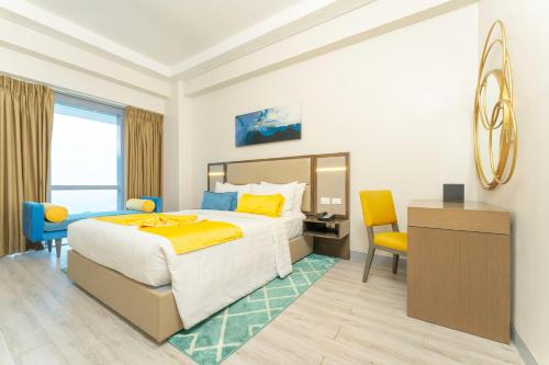 Кровать или кровати в номере Savoy Hotel Mactan Cebu near Newtown Beach