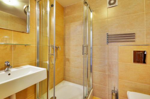 Ένα μπάνιο στο Hotel Klar