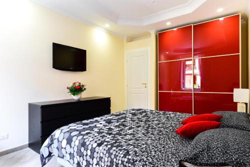 ローマにあるDomus Regina Colosseoの赤い壁のベッドルーム1室(ベッド1台付)
