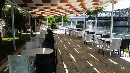 Restaurace v ubytování Hotel Vataksi