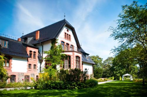 Taman di luar Hotel Pałac Poledno