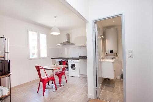 Kuchyň nebo kuchyňský kout v ubytování Appartement plage du Trottel