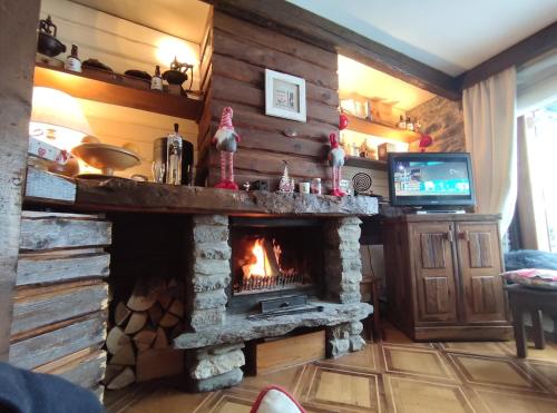 TV a/nebo společenská místnost v ubytování Chalet la Grange hiver Courchevel Village 1550m