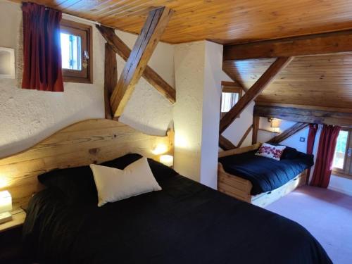 Postel nebo postele na pokoji v ubytování Chalet la Grange hiver Courchevel Village 1550m