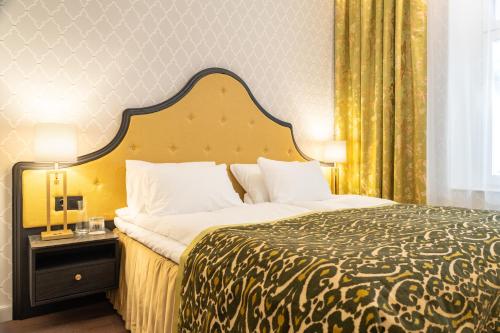 a bedroom with a large bed with a large headboard at Thon Hotel Vasa in Stockholm
