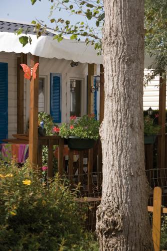 Taman di luar Camping Les Garennes