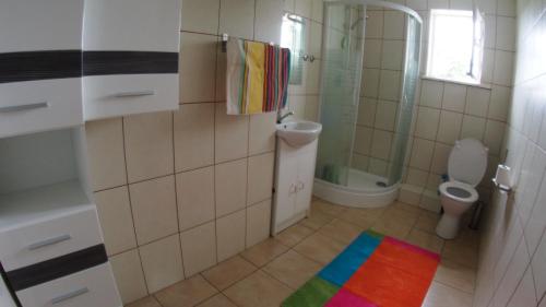 Kúpeľňa v ubytovaní Dom w Wieleniu