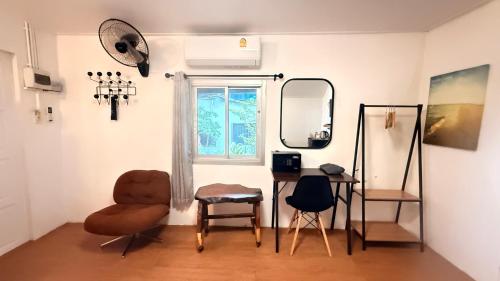 a room with a table and chairs and a mirror at Apache Loongdum Koh Samed in Ko Samed