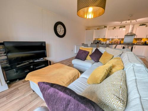 Μια τηλεόραση ή/και κέντρο ψυχαγωγίας στο Modern 2 bedroom Flat with Parking Balcony and WiFi