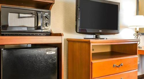 a kitchen with a microwave and a television on a desk at Quality Inn in Sidney