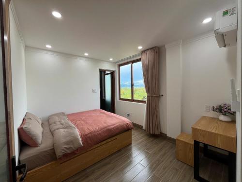 Bien HoにあるPleiku Adventures Homestayのベッドと窓のある小さな寝室