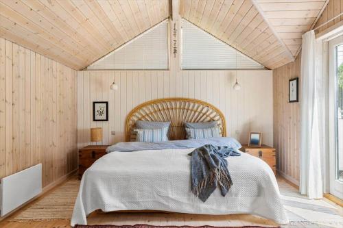 ein Schlafzimmer mit einem großen Bett und einem großen Fenster in der Unterkunft TV1529 Jerup - Blåbærvej 3 in Jerup