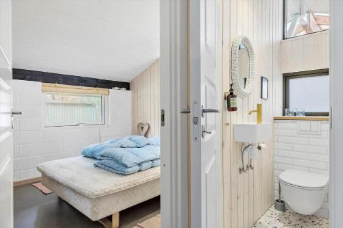 ein Badezimmer mit Bett, Waschbecken und Toilette in der Unterkunft TV1529 Jerup - Blåbærvej 3 in Jerup