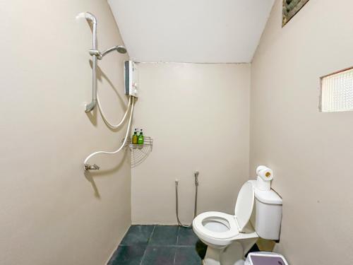a bathroom with a toilet and a shower at Seetanu Bungalows in Srithanu