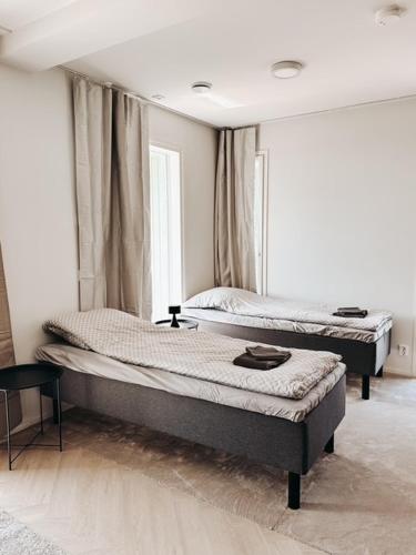 a room with two beds in a room with at Neliapila's two-room apartment in Kokkola