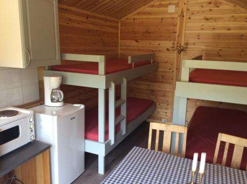 una pequeña cocina con una litera en una cabaña en Furuly Camping, en Nordberg