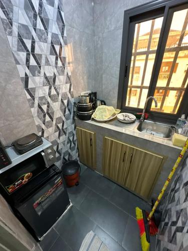 a small kitchen with a sink and an oven at Cristal in Adido Gomé