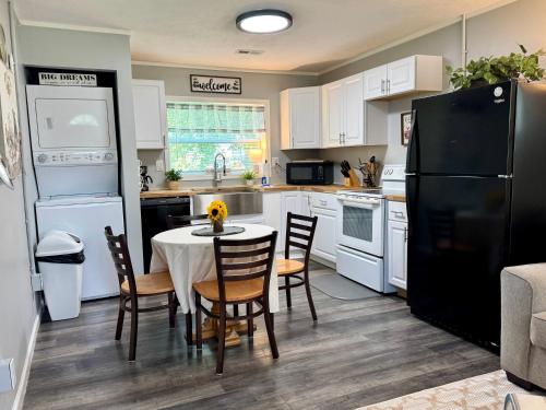 Private 1BR Retreat 10 Min to UT, Downtown, and Hospitalsにあるキッチンまたは簡易キッチン