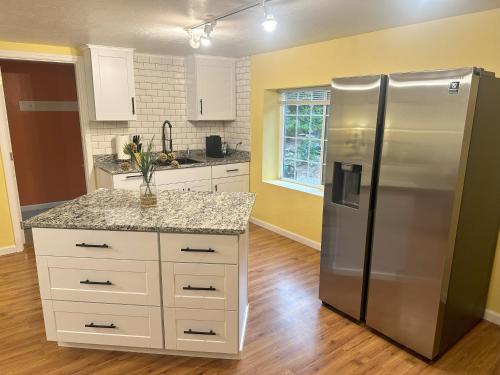 Dapur atau dapur kecil di Medford Home And 2 Condos With Pool