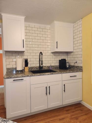 Dapur atau dapur kecil di Medford Home And 2 Condos With Pool