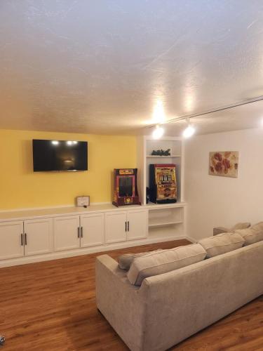 Televisyen dan/atau pusat hiburan di Medford Home And 2 Condos With Pool