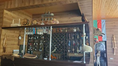 un bar con un montón de botellas en la pared en Shahdag Mountain Hotel, en Laza