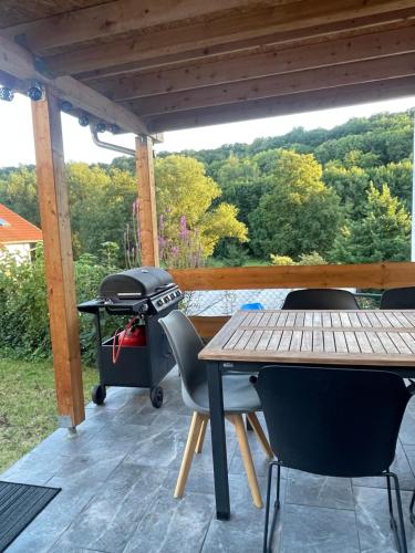 a patio with a table and chairs and a view at gemütliches Einfamilienhaus in Gera mit 3 Schlafzimmern mit Garten und Parkplatz in Gera