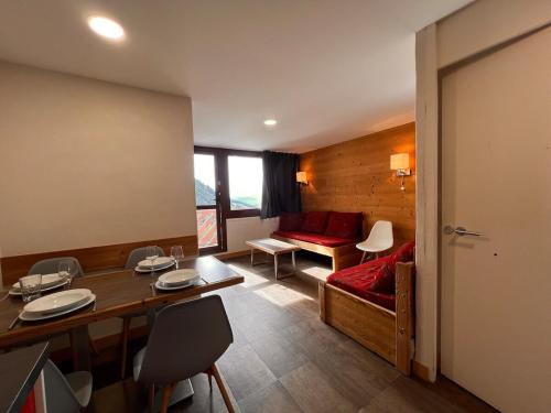 a room with a dining table and a living room at Appartement Balcon d'hiver in La Plagne Tarentaise