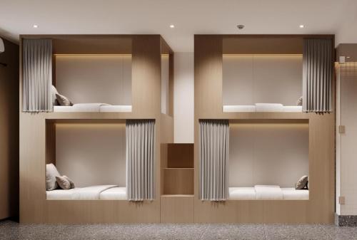 una stanza con tre scaffali con letti bianchi di wohkoon Youth Hostel Beijing Fengtai Railway Station Branch a Pechino
