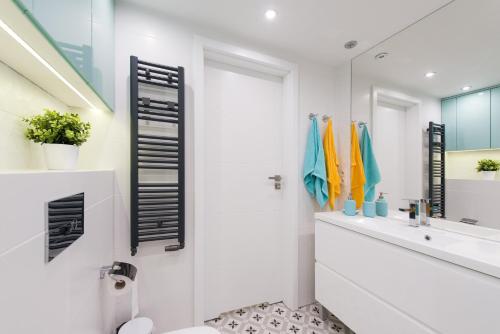 Kúpeľňa v ubytovaní Cheerful Air Conditioned Apartment with mezzanine and Parking - Old Town