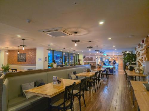ココテル チェンマイ ニムマンにあるレストランまたは飲食店