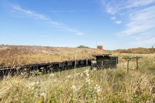 a train sitting on the tracks in a field at TV1349-Bindslev-Paradisdalen-24 in Bindslev